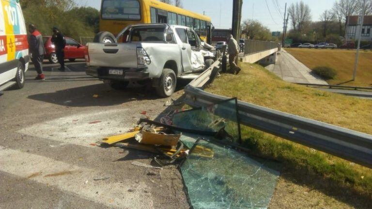 El choque fue entre un colectivo y una camioneta.