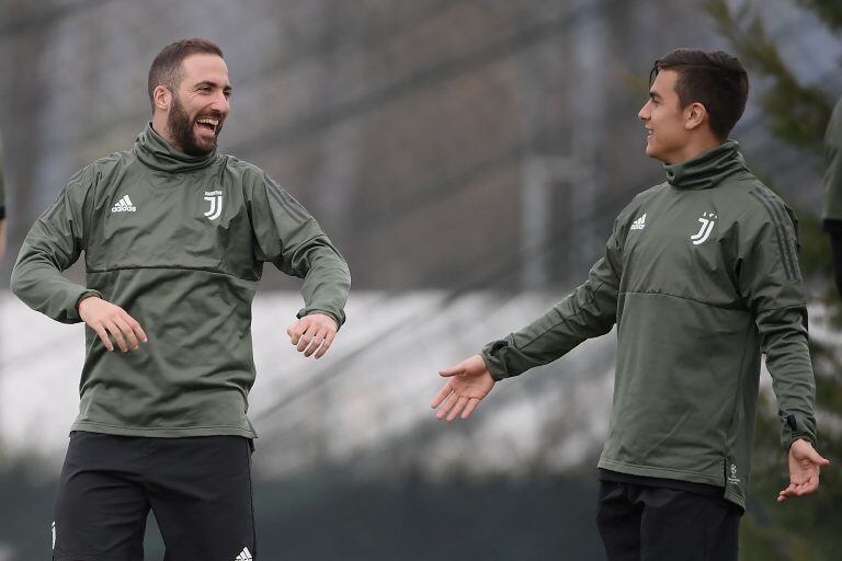 Gonzalo Higuaín y Paulo Dybala. (Foto: AFP PHOTO / MARCO BERTORELLO)