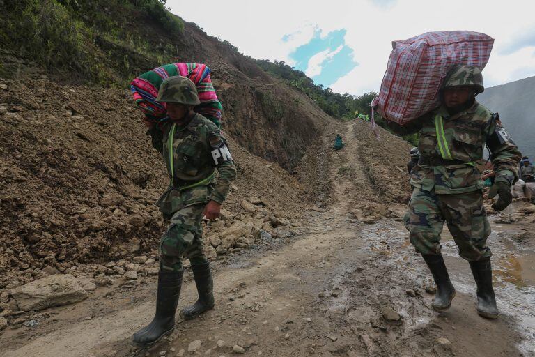 Militares ayudan a los afectados. (EFE)