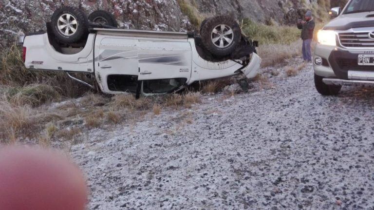 Segunda nevada del año en las Altas Cumbres con hielo sobre la carpeta asfáltica, piden circular con precaución. (Cadena 3)