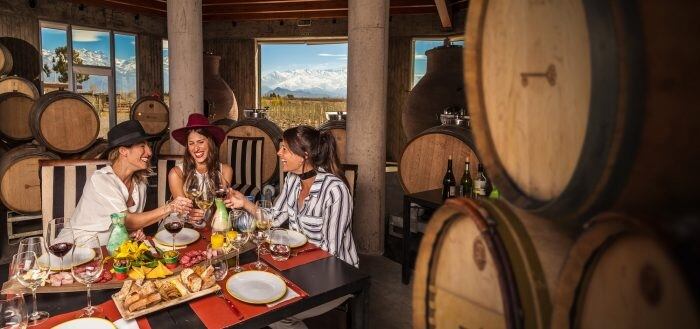 Los turistas disfrutan de las bodegas.