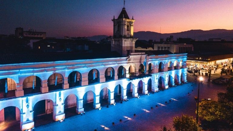 Cabildo de Salta iluminado de celeste y blanco.