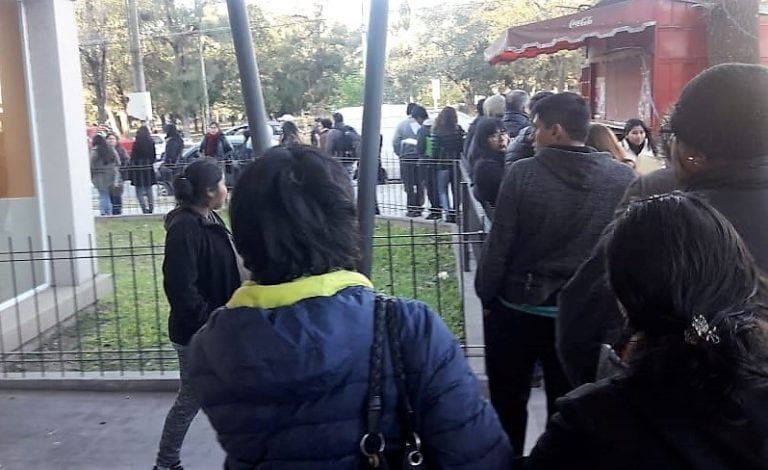 Docentes haciendo fila para cumplimentar los trámites en Junta de Calificación, en 2019.