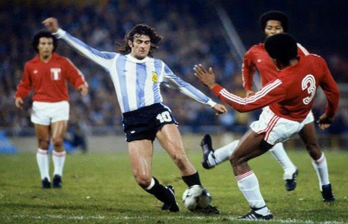 Mario Kempes en plena pelea dentro del área de Perú en el Mundial '78.