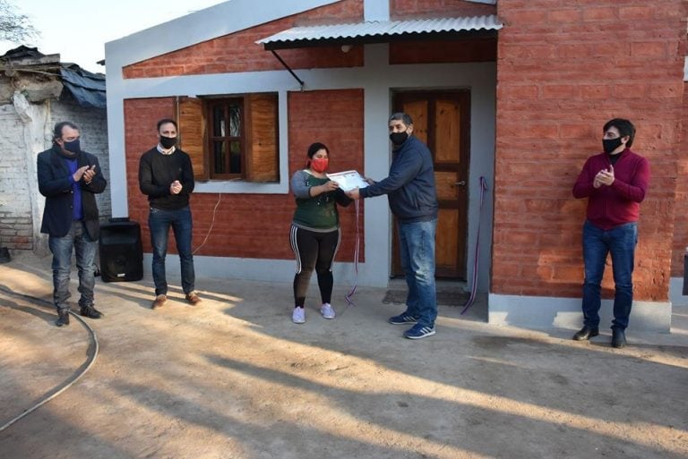 Entrega de viviendas sociales en Fernández, Departamento Robles.