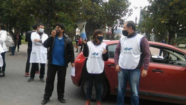 Dirigentes de Apuap durante un "ruidazo" de los profesionales de Jujuy. El sindicato acusa al Gobierno de perseguir a quienes participan de las protestas.