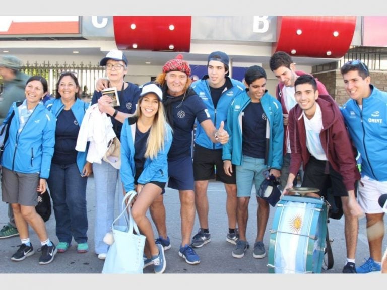 Hasta tambores llevó la hinchada argentina.