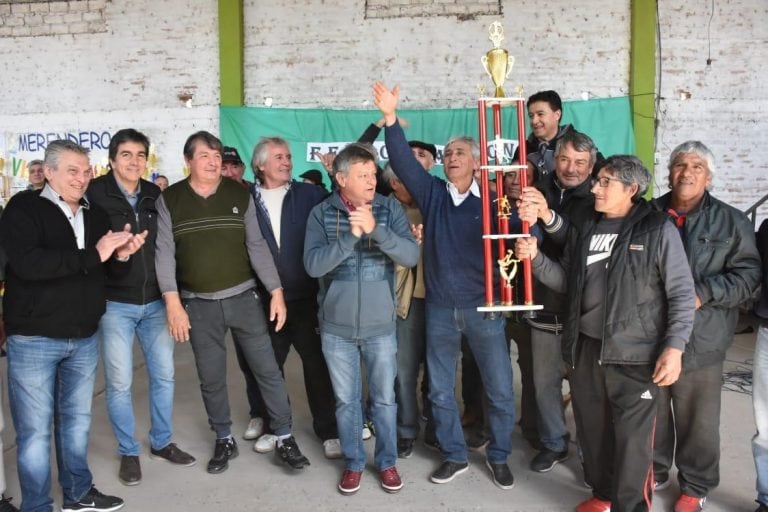 Domingo Peppo, anunciando las mejoras que recibirá la Asociación de Veteranos de Fútbol (Vía Resistencia).