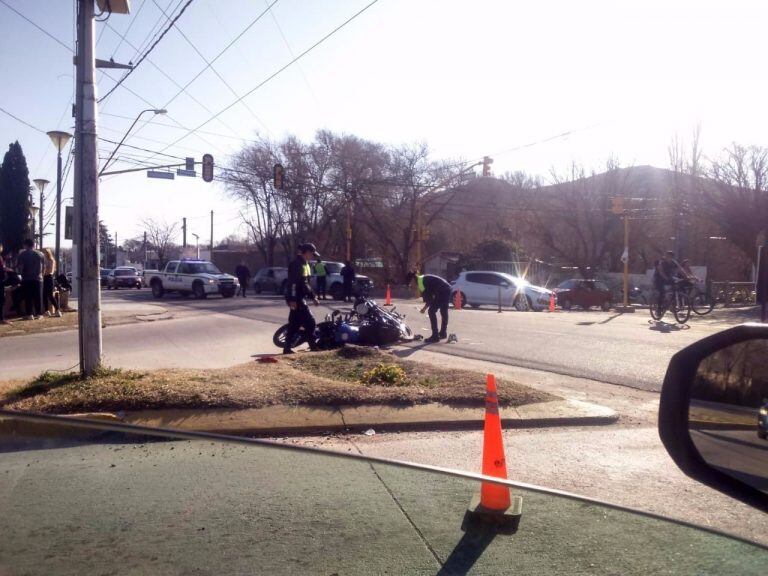 El choque fue frente al autoservicio "Padilla", en Juana Koslay.