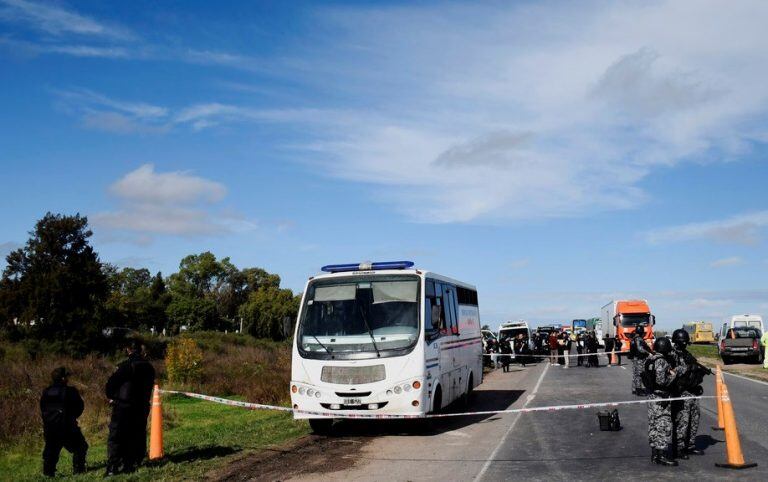 Nueve presos se fugaron de un minibús en Granadero Baigorria. (Juan José García)