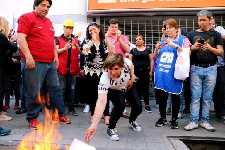 Sanjuaninos quemaron boletas en la puerta de Energía San Juan