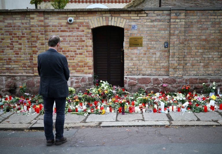 Un hombre llora frente a la sinagoga en Halle, Alemania, el 11 de octubre de 2019. Crédito: REUTERS / Hannibal Hanschke.