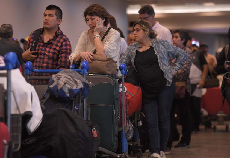 Pasajeros esperaban ayer tener noticias sobre el estado de sus vuelos. Los gremios anunciaron que la medida de fuerza podría extenderse más de 48 horas. Foto: Alvarez Julian/Télam/DPA