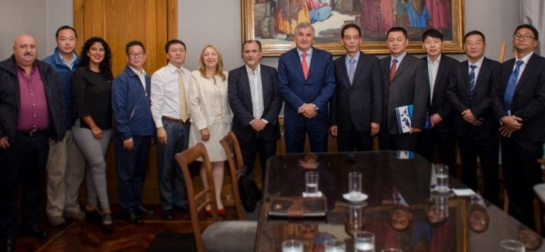 La reunión se desarrolló en el Salón Fascio de la Casa de Gobierno, con la participación de autoridades provinciales, legisladores nacionales y miembros del directorio de la empresa china.