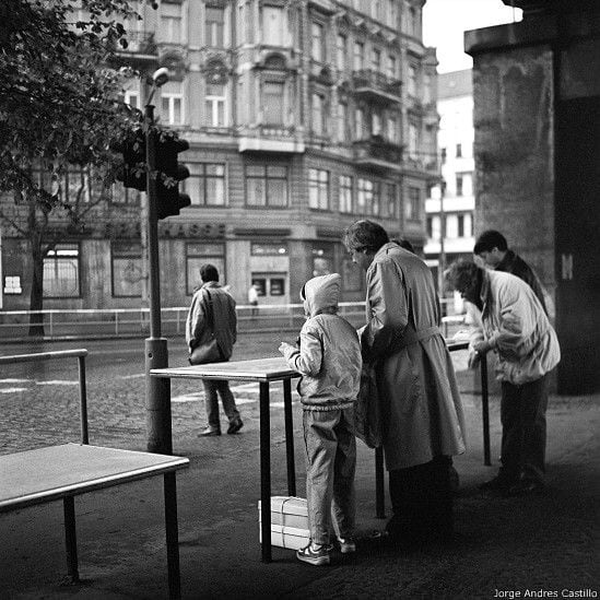 Muestra "Fisuras latentes", del fotógrafo venezolano Jorge Andrés Castillo, retrata la vida de los dos lados del muro de Berlín (Web)