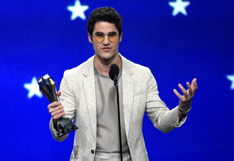 Darren Criss agradece su premio a Mejor actor en serie limitada por su papel en "The Assassination of Gianni Versace: American Crime Story" en la edición 24 de los Critics' Choice Awards (Foto: Chris Pizzello/Invision/AP)