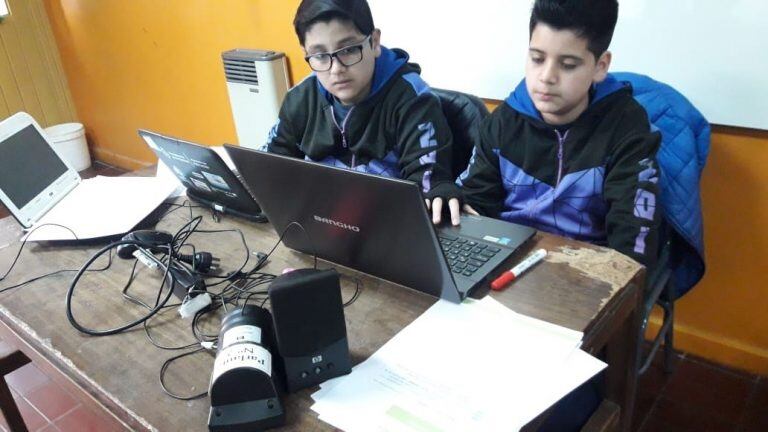 Los chicos, de entre 11 y 12 años, desarrollaron un videojuego en lenguaje Scrht para identificar los íconos de navegación de internet.