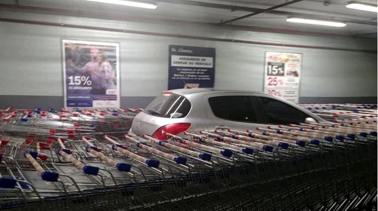 Estacionó mal en un supermercado y la "venganza" de los empleados se volvió viral