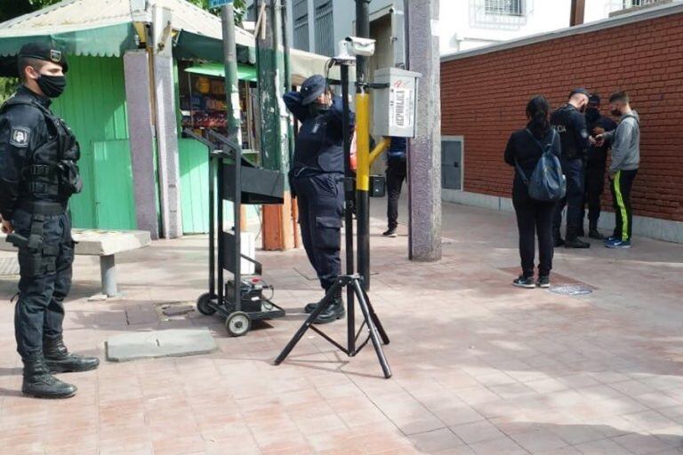 La policía controló a unas 300 personas que transitaban por las calles de Villa Nueva.