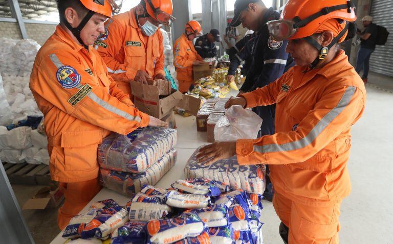 Ayuda humanitaria para Venezuela en un centro de acopio dispuesto en el puente internacional de Tienditas, en Cúcuta. (EFE)