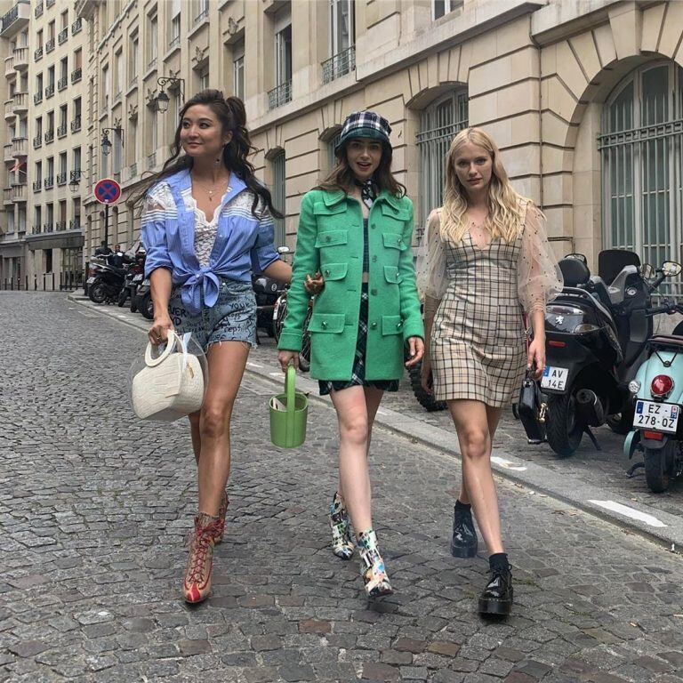 Ashley Park (Mindy), Lily Collins (Emily) y Camille Razat (Camille) durante las grabaciones de "Emily en Paris". (Instagram/@camillerazat)