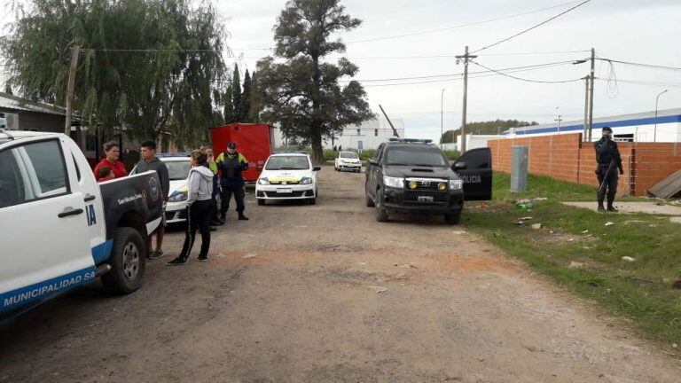 Los cuatro hombres se atrincheraron en el lugar y amenazaron con prenderlo fuego. (Flash 24)