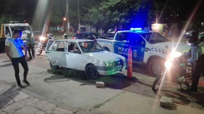 Empujó a un policía con su auto para huir de un control. (Web).