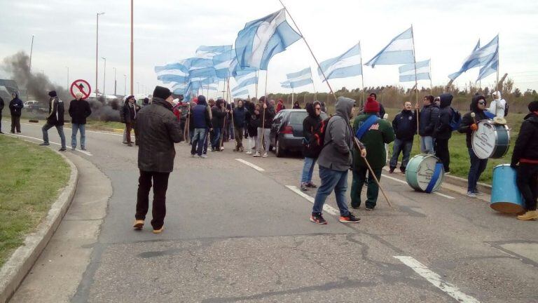 Reclamo de los trabajadores tras el despido de ocho compañeros.