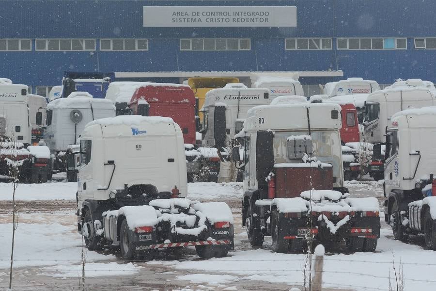 Sigue cerrado el paso a Chile y hay centenares camiones varados en Uspallata