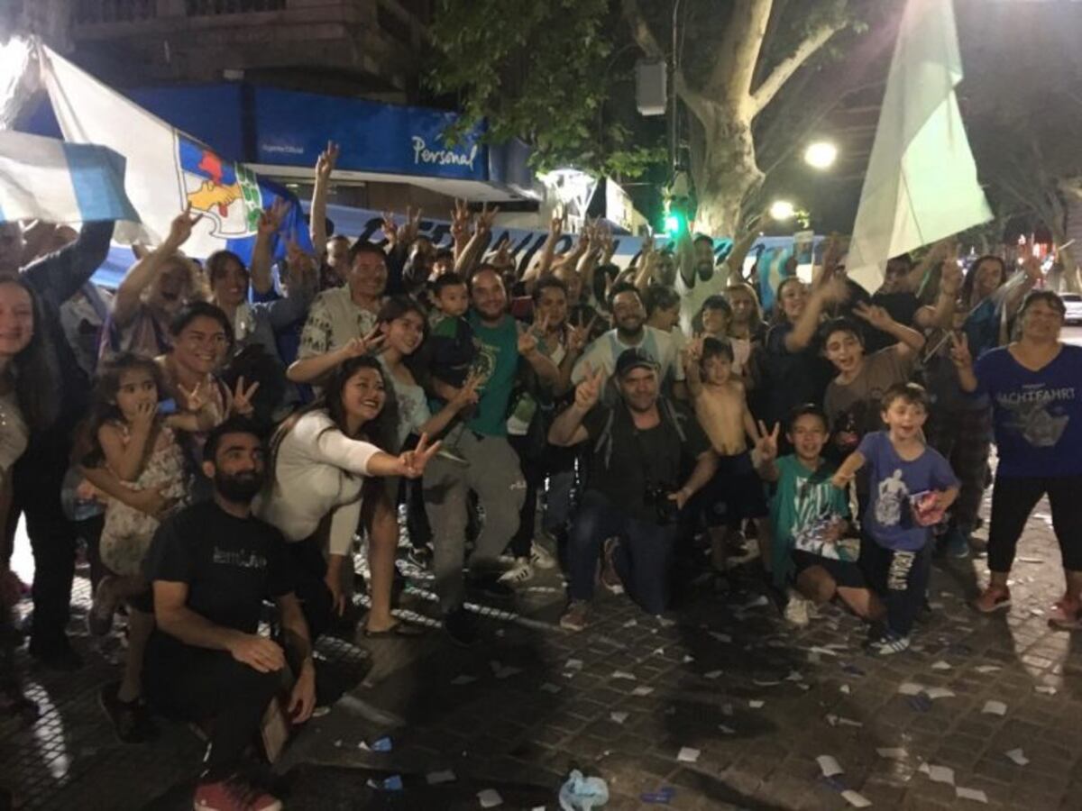 Mendocinos celebraron el triunfo de Alberto Fernández en la Peatonal