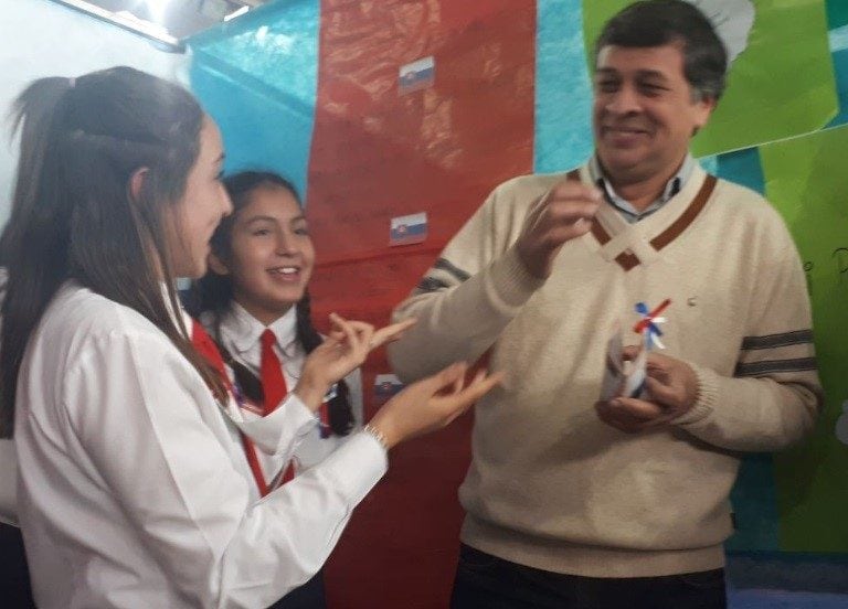 El Intendente de Las Heras, Daniel Orozco escucha atentamente las explicaciones de una alumna en el stand de Checoslovaquia.