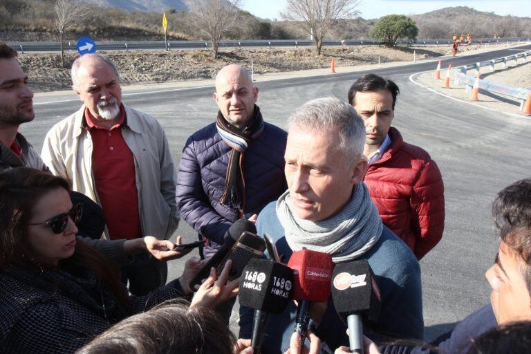 Esteban Avilés recorriendo las obras