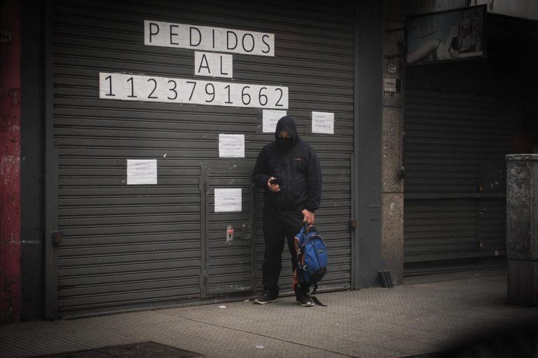 Calles vacías y comercios cerrados, postales de la nueva cuarentena estricta en la ciudad de Buenos Aires. (Federico López Claro)