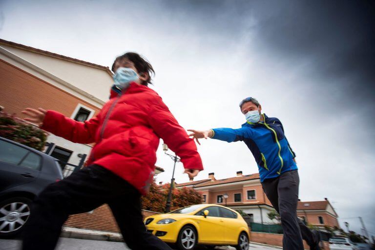 Un niño juega con su padre en Aranda de Duero (Burgos) (Foto: EFE/ Paco Santamaria)