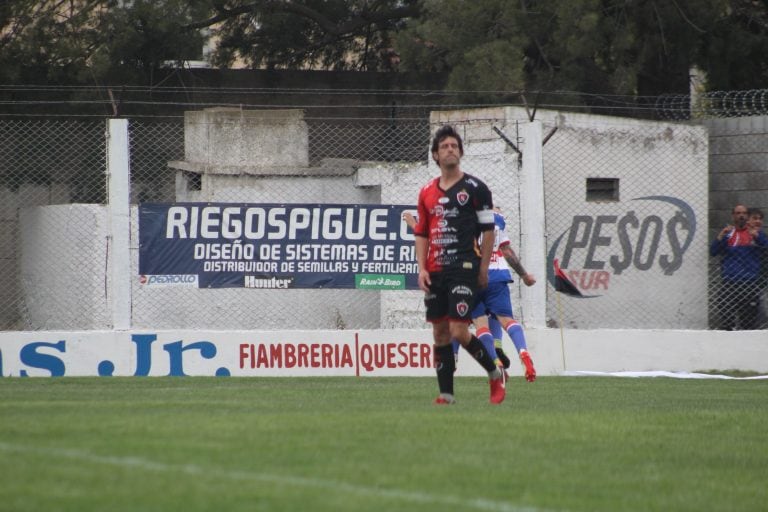 Fochesatto se lamenta y en el fondo Rosario festeja