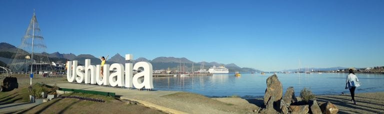 Cartel de la ciudad, turistas y cruceros