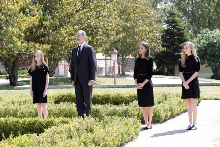 El Rey Felipe y la reina Letizia, acompañados de sus hijas, la princesa de Asturias Leonor y la infanta Sofía,durante el minuto de silencio (Foto: Casa de S.M. El Rey/EFE)