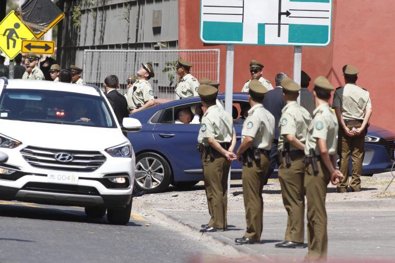 STG105. SANTIAGO (CHILE), 16/01/2018.- El papa Francisco (c-dentro del auto) llega al centro penitenciario femenino de San Joaquín, donde cumplen condena 620 reclusas, hoy, martes 16 de enero de 2018, en Santiago (Chile). El papa Francisco se encuentra en Chile para realizar una visita de Estado de tres días durante la cual celebrará misas masivas en las ciudades de Santiago, Temuco e Iquique, antes de dirigirse a Perú el 18 de enero. EFE/BENJAMIN HERNÁNDEZ