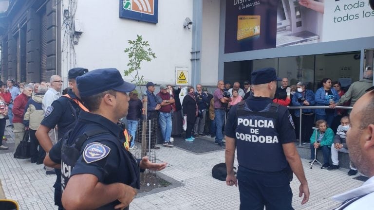 Jubilados agolpados en la puerta del Banco de Santiago del Estero.