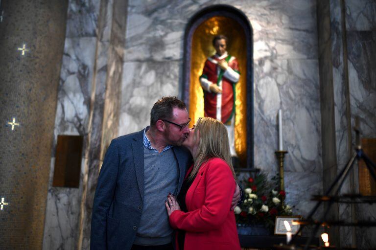 Las reliquias santas de San Valentín se encuentran en el en el Santuario de la Iglesia de Nuestra Señora del Monte Carmelo en Dublín, Irlanda, donde una pareja recién comprometida, Emer Duffy y Killian Casey, se besan después de recibir la bendición del obispo Denis Nulty. REUTERS/Clodagh Kilcoyne