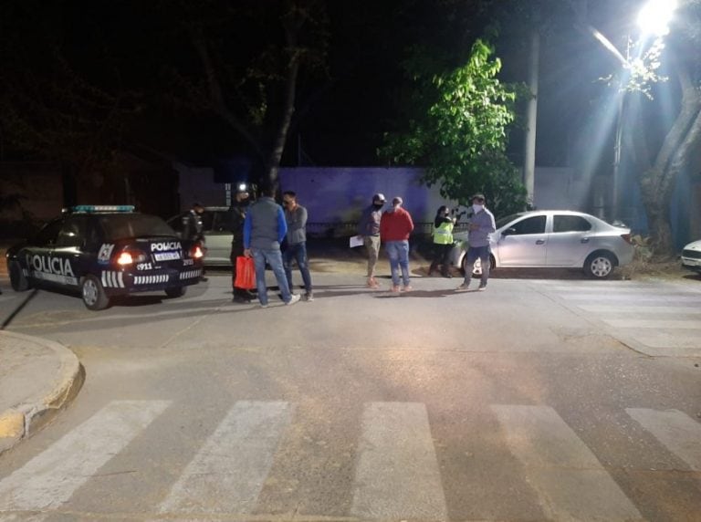 Detuvieron a 15 personas por una juntada clandestina.