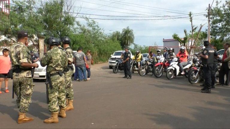 Puente Posadas-Encarnación del lado paraguayo, con custodia de fuerzas de seguridad debido a la protesta de paseros que cortan el tránsito. (Misiones Online)