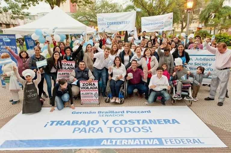 Germán Braillard Poccard realizó una caminata en el microcentro correntino.