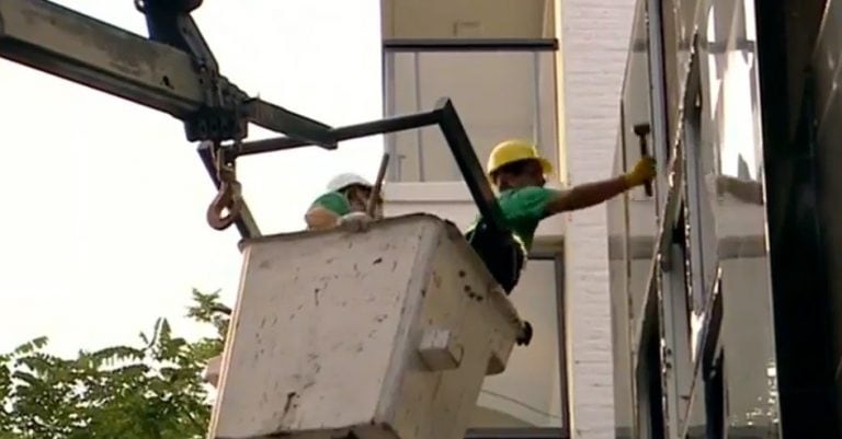 Familiares y amigos de la mujer fallecida tras una operación destrozaron la clínica