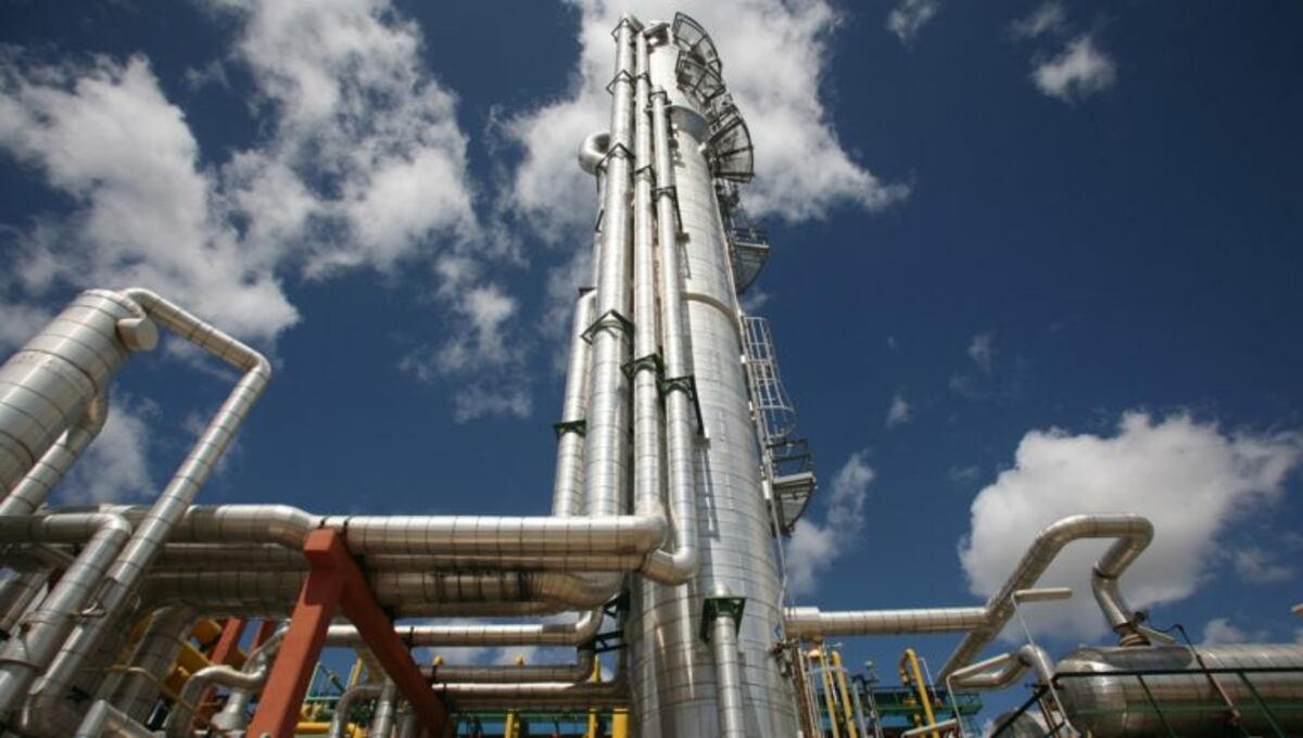 Pampa Energía anunció el cierre de su planta de etileno en San Lorenzo y ofrecerá 50 retiros