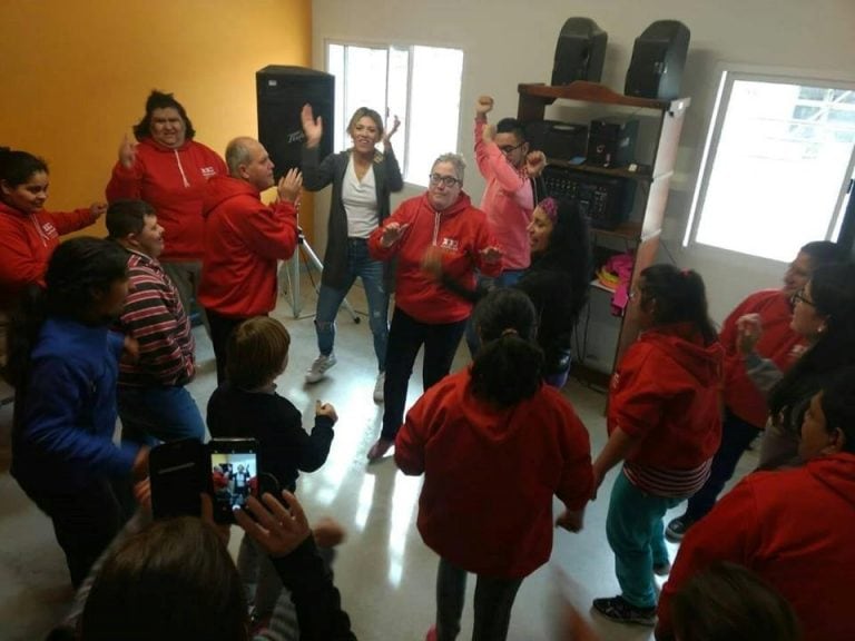 En pleno baile con la Profesora Maricel Suárez