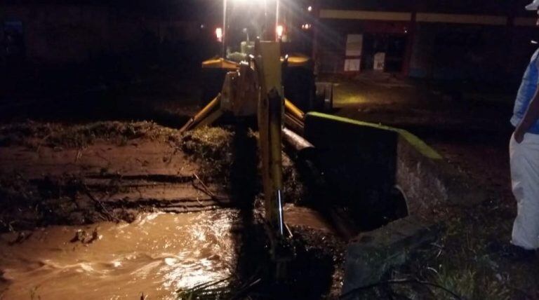 Gran cantidad de agua cayó en Palpalá, provocando el anegamiento de algunos sectores periféricos de la ciudad.