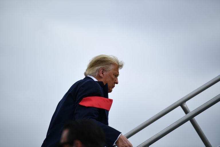 Donald Trump en el Aeropuerto Internacional de Miami. (AFP)