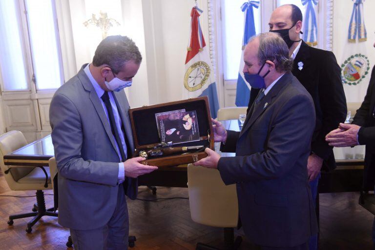 Una réplica exacta del arma de Belgrano fue entregada al municipio de Rosario (Municipalidad de Rosario)