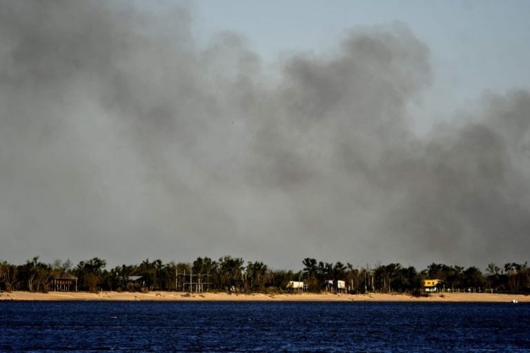 No les importa nada: sigue el fuego en las islas, pese a la prohibición (@MauroYasprizza)